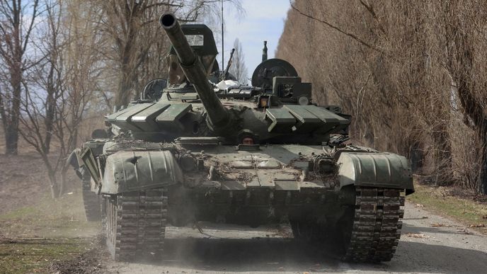 Ukrajinští vojáci v ukořistěném ruském tanku T-72. Stejný typ ukrajinské armádě dodá Polsko