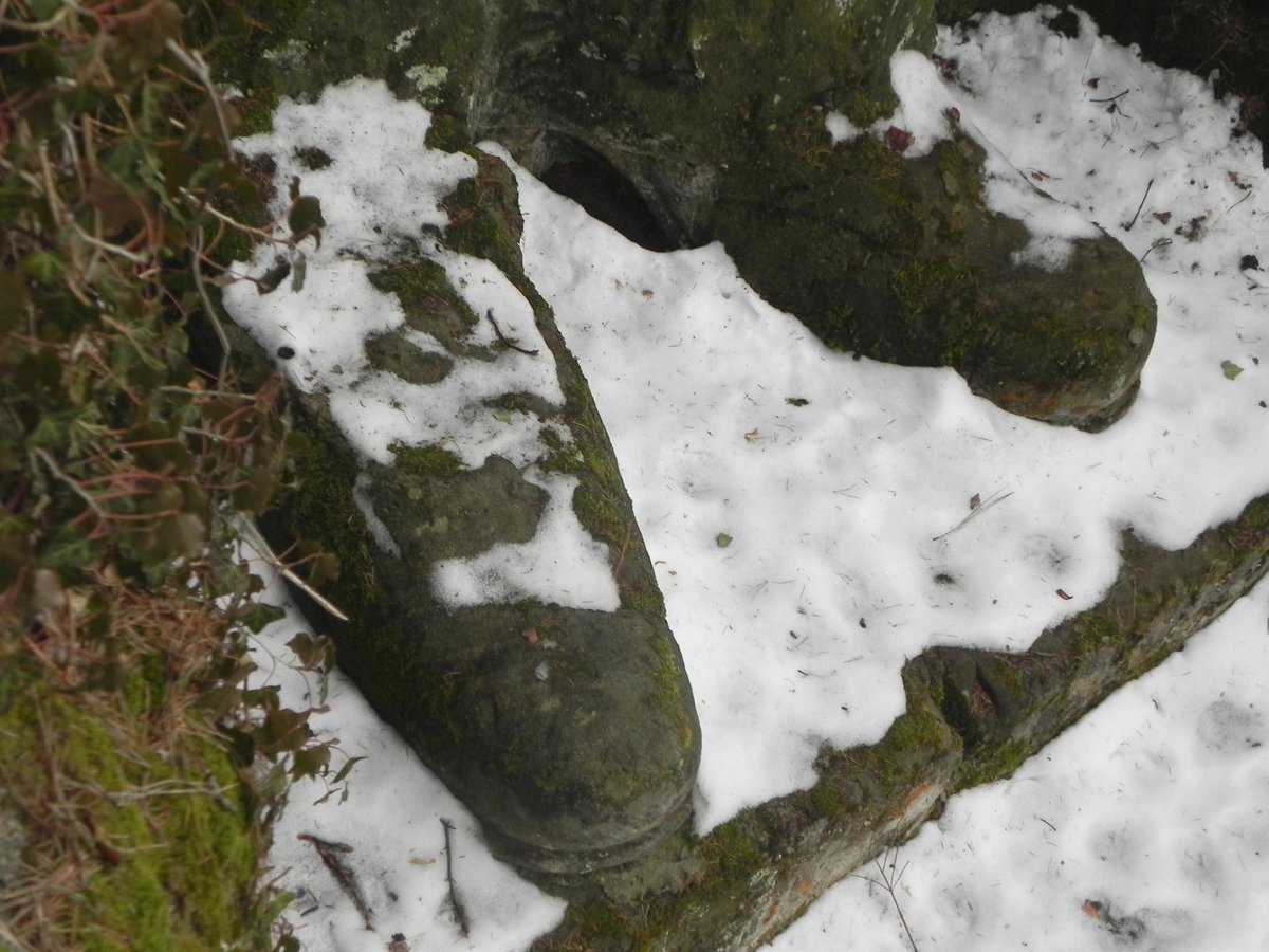 Z největší sochy TGM v Evropě zůstaly v Rudce u Kunštátu jen boty a státní znak na podstavci.