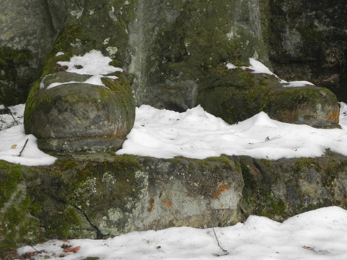 I po devadesáti letech mohou turisté tušit siluetu tajemné monumentální sochy vytesané ve skále.