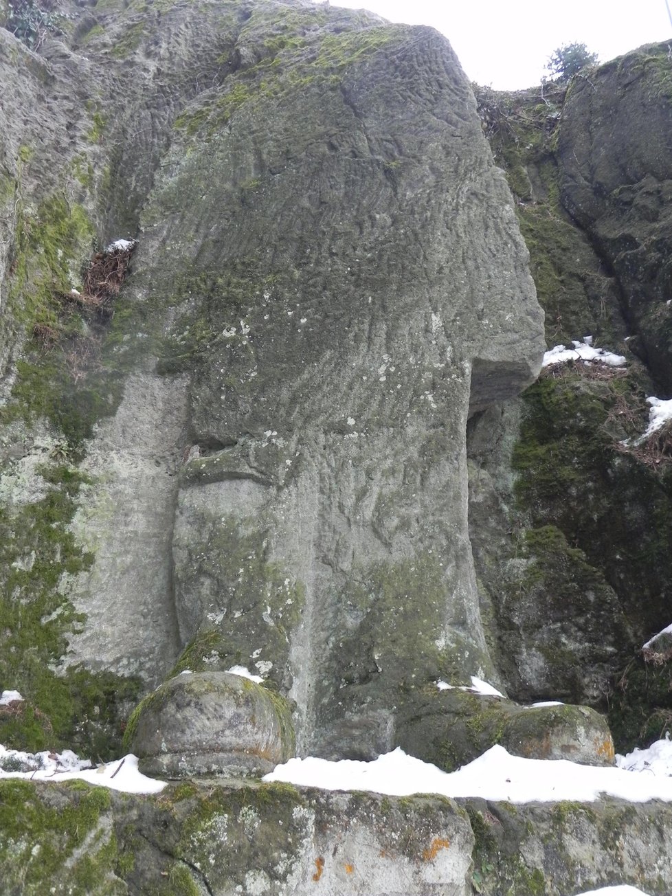 I po devadesáti letech mohou turisté tušit siluetu tajemné monumentální sochy vytesané ve skále.