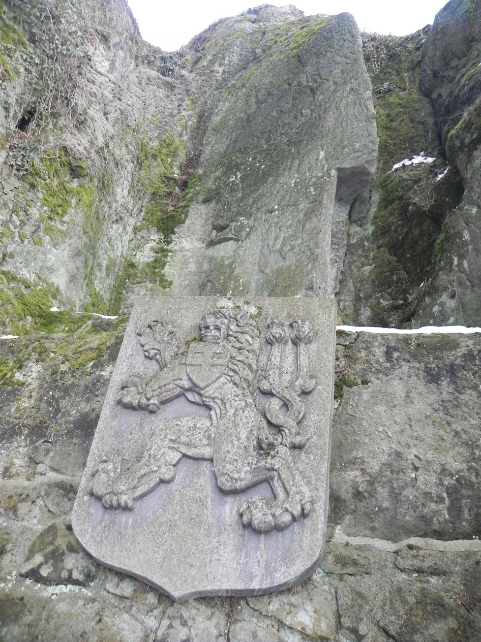 I po devadesáti letech mohou turisté tušit siluetu tajemné monumentální sochy vytesané ve skále.