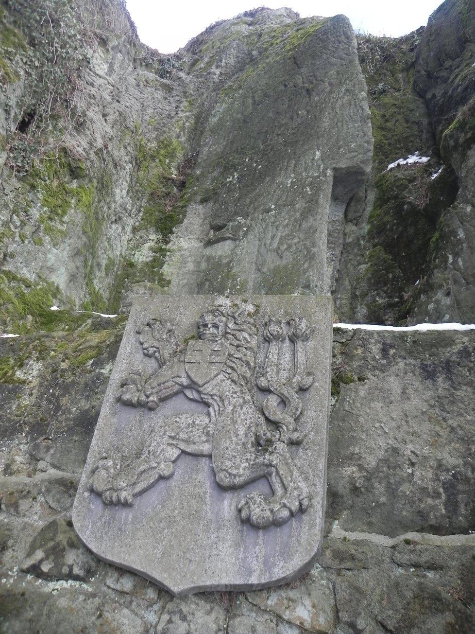 I po devadesáti letech mohou turisté tušit siluetu tajemné monumentální sochy vytesané ve skále.