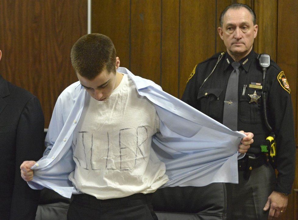T.J. Lane si u soudu sundal košili, pod kterou měl schované tričko s nápisem Zabiják.