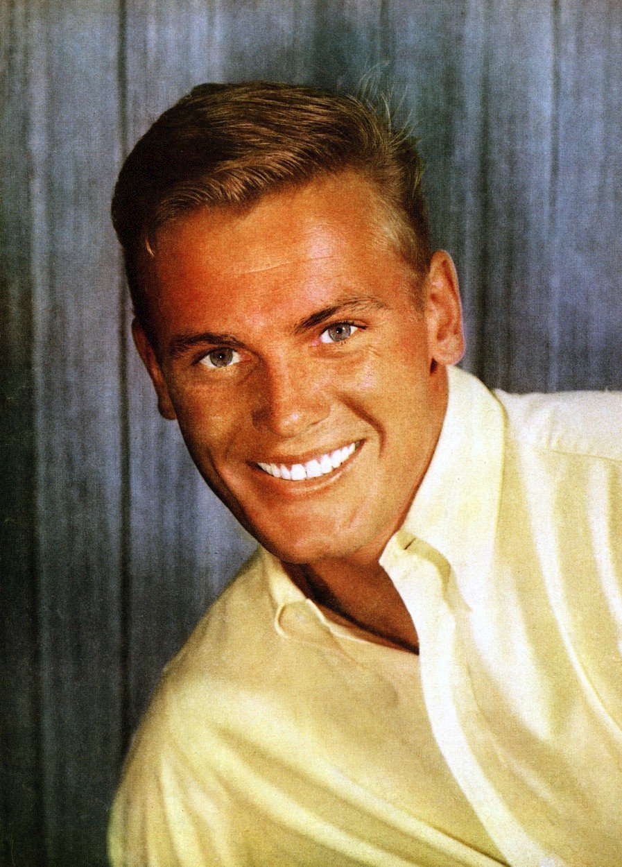 Herec a idol mnoha žen Tab Hunter zemřel.