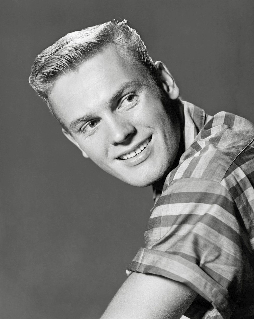 Herec a idol mnoha žen Tab Hunter zemřel.