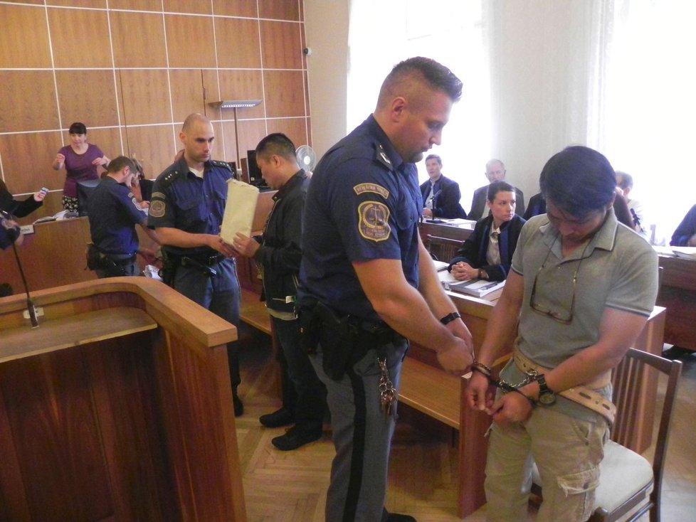 Část obžalovaných členů tabákového gangu před brněnským soudem. Za daňový únik jim hrozí 5 až 10 let vězení.