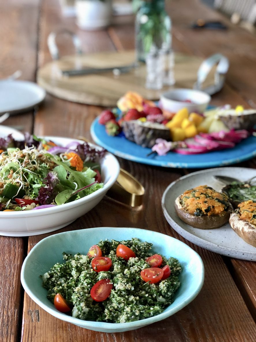 Pokud jde o rodinné večeře, vévodkyně údajně velmi ráda vaří a nebojí se sama zapojit. Pro celou rodinu ráda připravuje tabbouleh, tradiční středomořské jídlo s bulgurem.