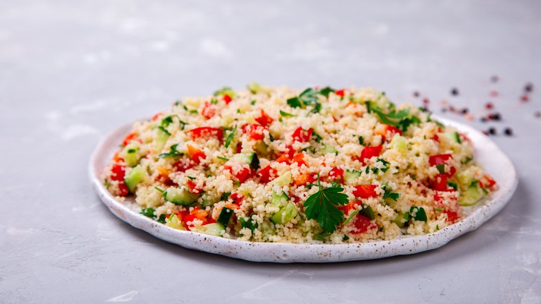 Tabbouleh se podává jako předkrm, příloha i jako lehké jídlo, v Libanonu se nabírá na lodičky salátových listů.