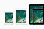  Klasický iPad zůstává výchozím desetipalcovým tabletem. Nalevo od něj je zmenšená verze Mini, napravo pak dvojice výkonnějších iPadů Pro s podporou dotykového pera.