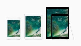  Klasický iPad zůstává výchozím desetipalcovým tabletem. Nalevo od něj je zmenšená verze Mini, napravo pak dvojice výkonnějších iPadů Pro s podporou dotykového pera.