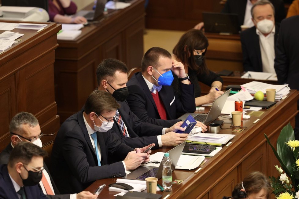 Vzácná chvíle: Všichni ministři hledí do svých telefonů či tabletů