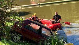 Řidič sjel s autem v Táboře do řeky. Po vytažení ho museli resuscitovat, v kritickém stavu skončil v nemocnici.
