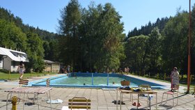 Dětský tábor Jiskra v Březníku na Třebíčsku, kde údajně měly některé děti trpět hladem. Součástí tábora je i tento loni opravený bazén.