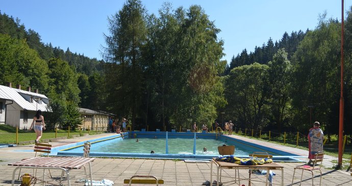 Dětský tábor Jiskra v Březníku na Třebíčsku, kde údajně měly některé děti trpět hladem. Součástí tábora je i tento loni opravený bazén.