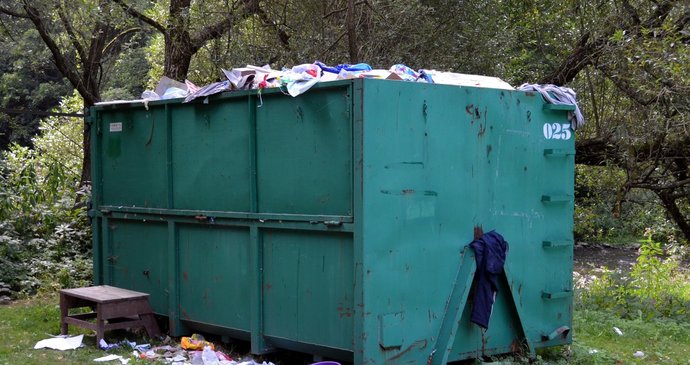 Po předchozím turnusu, který si stěžoval na špatné jídlo a hygienu, zůstal údajně v táboře v Březníku nepořádek, což se projevilo i u kontejneru s odpadky.