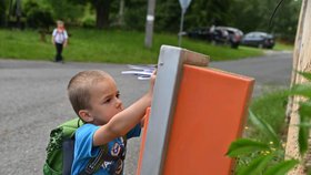 Děti stále ještě posílají z táborů pohledy a dopisy