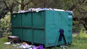 Po předchozím turnusu, který si stěžoval na špatné jídlo a hygienu, zůstal údajně v táboře v Březníku nepořádek, což se projevilo i u kontejneru s odpadky.