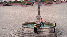 Osvěžení hledal muž v kašně na náměstí v Táboře.