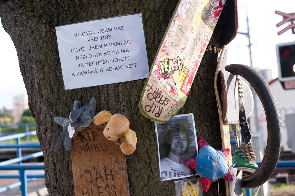 Vzkaz na stromě smrti, který jako by napsal řidič Jirka. Toho někteří z rodin pozůstalých obviňují, že za nehodu mohl
