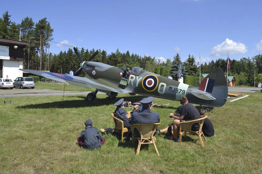 Na táboře Na křídlech Spitfire