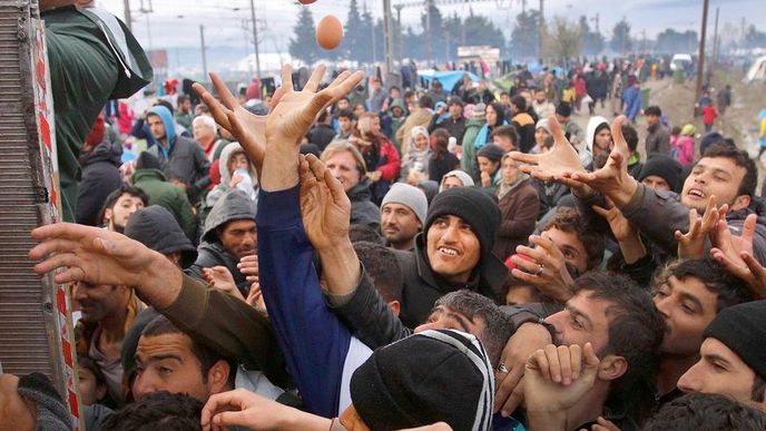 Tábor v Idomeni byl navržen pro 2500 lidí. Teď se tam
v zoufalých podmínkách tísní na dvanáct tisíc běženců