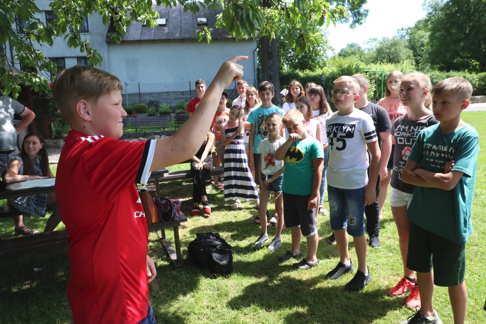 Mluvit se učili při pantomimě. Jeden vždy předváděl typické letní činnosti, ostatní museli slovně popisovat a hádat, o co jde.