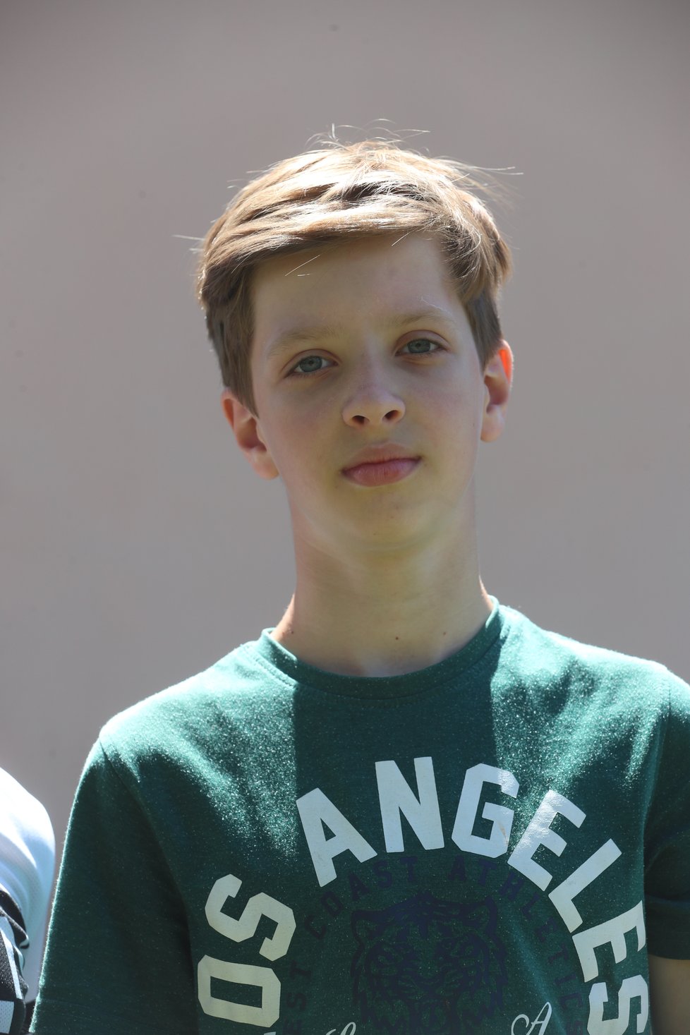 Modrooký Anton (13) o sobě říká, že je sportovec. Doma chodí plavat, rád maluje, učí se češtinu, polštinu a španělštinu. A rád by se stal programátorem.