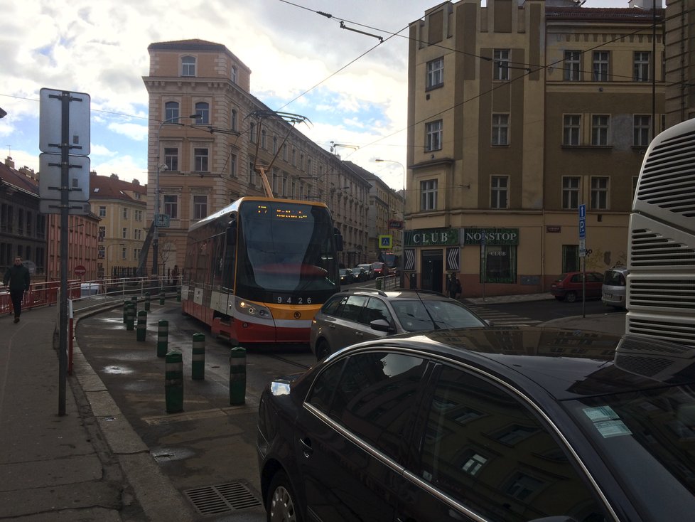 Dopravní situaci na Žižkově komplikují kolony aut i tramvají.