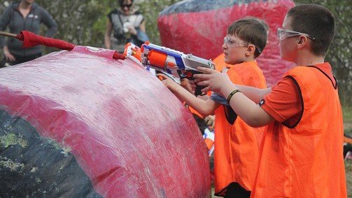 Kluky baví střílecí tábory, na které ovšem občas přijede i pár dívek a ty to pak umí klukům pořádně natřít