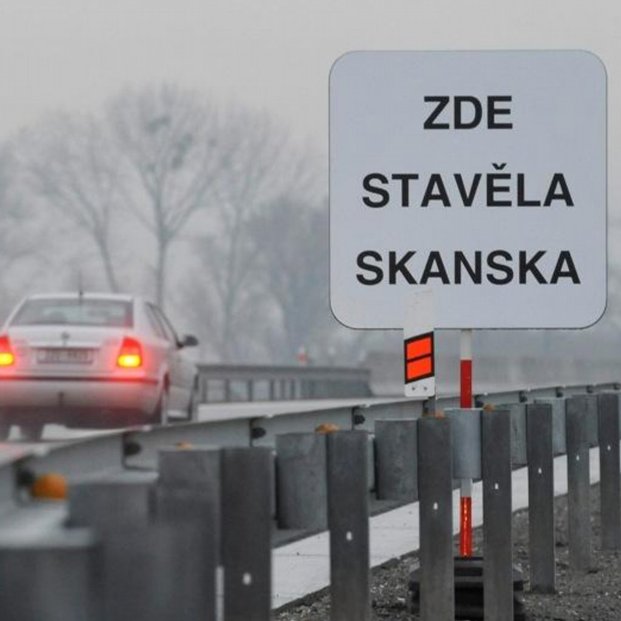 Tabule s nápisem Zde stavěla Skanska na úseku dálnice D1 Kroměříž - Hulín na snímku ze 17. března.