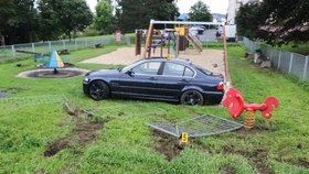 Řidič v Tachově dostal smyk: Auto skončilo na dětském hřišti