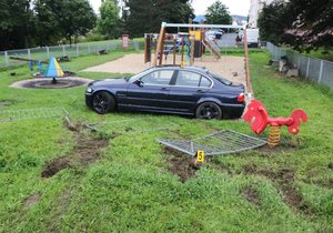 Řidič dostal v zatáčce smyk, auto skončilo na dětském hřišti.