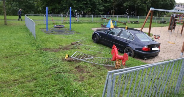 Řidič dostal v zatáčce smyk, auto skončilo na dětském hřišti.