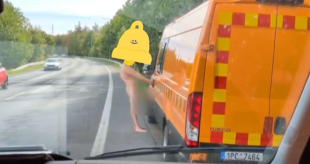 Naháč (21) překvapil silničáře v Tachově. „Obtěžoval" jim dodávku. Naháč (21) překvapil silničáře v Tachově. „Obtěžoval" jim dodávku.