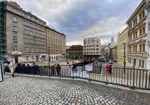 Tachovské náměstí na Žižkově se po letech diskusí dočkalo revitalizace. Přibyl zde maják, váha nebo pumpa na vodu
