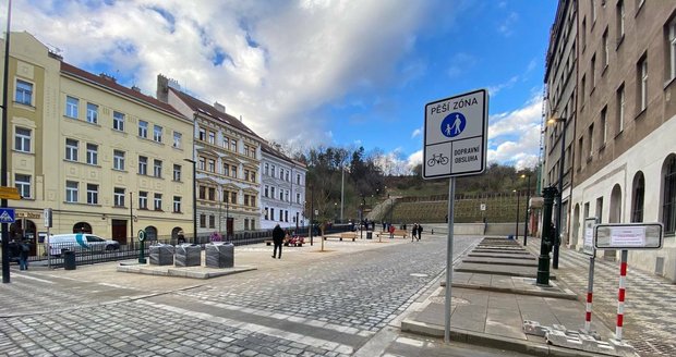 Tachovské náměstí na Žižkově se po letech diskusí dočkalo revitalizace. Přibyl zde maják, váha nebo pumpa na vodu