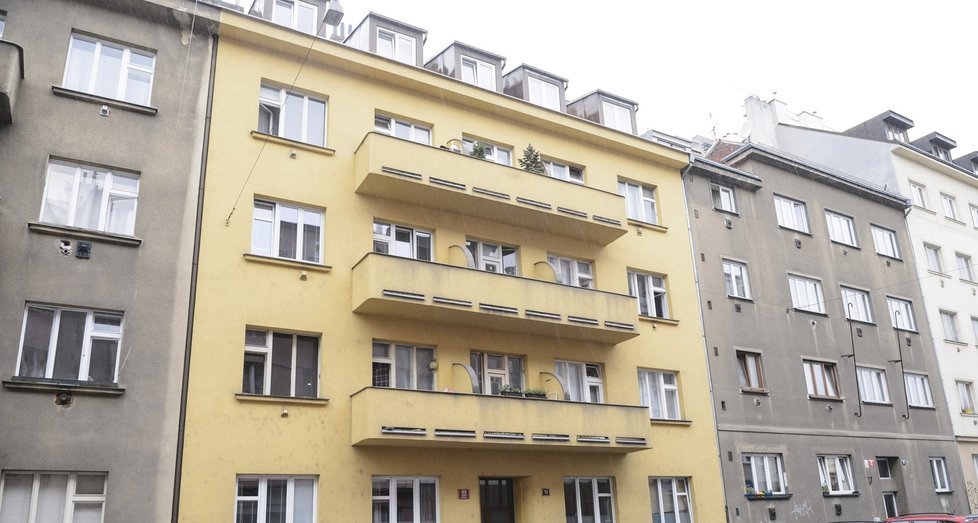 V tomto domě v pražských Strašnicích Marek vlastní byt ve třetím patře.