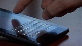 Prototyp tabletu s klávesnicí, která vystoupí z dotykového displeje při psaní