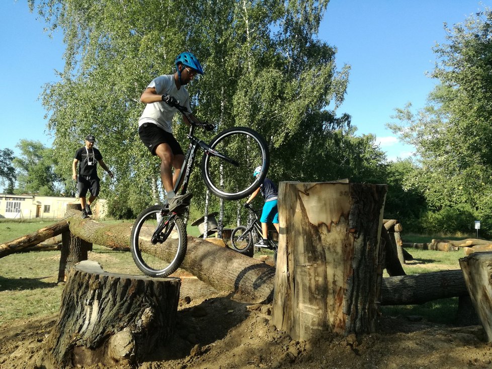 Tadeáš Kříž jezdí biketrial i se svou oční vadou. Takto trénoval v létě 2017 ve Veselí nad Moravou.