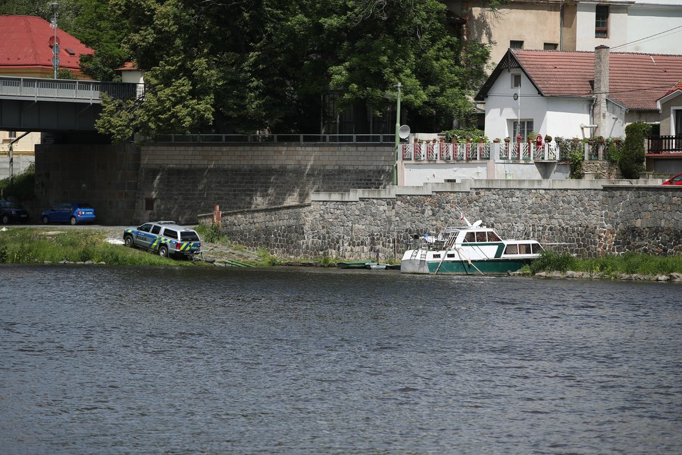 Pátrání po Tadeáškovi na břehu Labe.