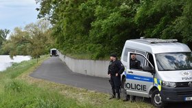 Policisté měli najít tělíčko Tadeáška v řece.