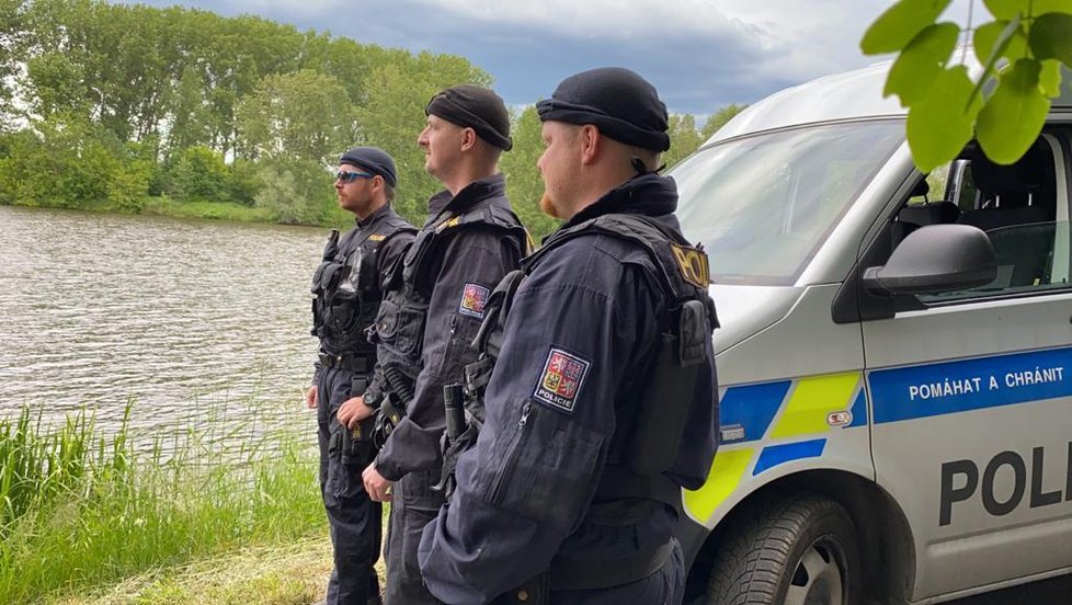 Policisté měli najít tělíčko Tadeáška v řece.