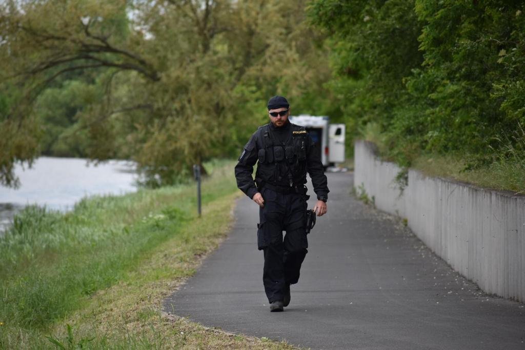 Policisté u místa, kde byl nalezen mrtvý Tadeášek.