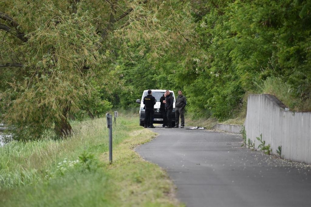 Policisté u místa, kde byl nalezen mrtvý Tadeášek.