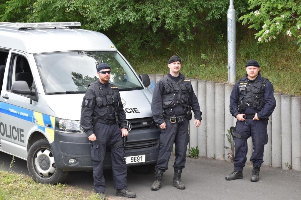 Policisté u místa, kde byl nalezen mrtvý Tadeášek.