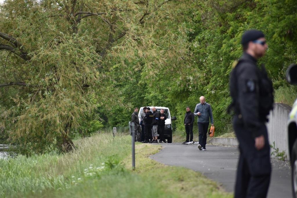 Policisté u místa, kde byl nalezen mrtvý Tadeášek.