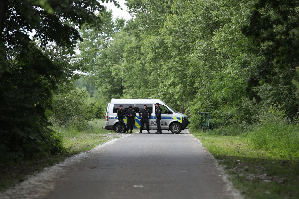 Policisté u místa, kde našli mrtvého chlapce.