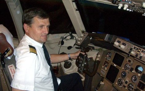 Hrdina Polska Tadeusz Wrona v kokpitu boeingu, jejž bravurně pilotuje už 25 let.