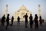 Turisté u Tádž Mahalu