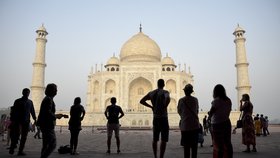 Turisté u Tádž Mahalu